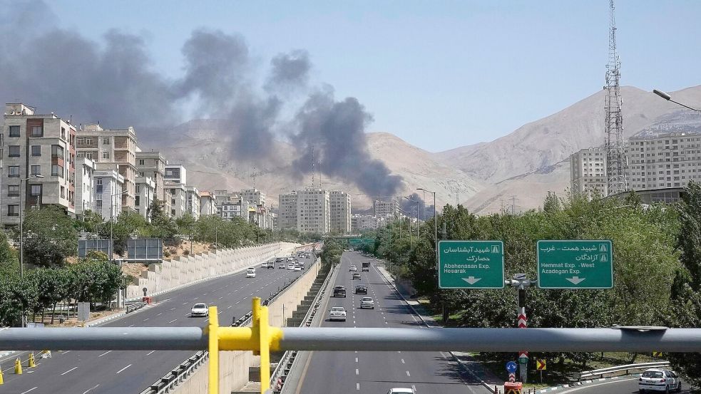 Nach den israelischen Angriffen hatten viele Menschen Teheran verlassen. (Archivbild) Foto: Vahid Salemi/AP/dpa