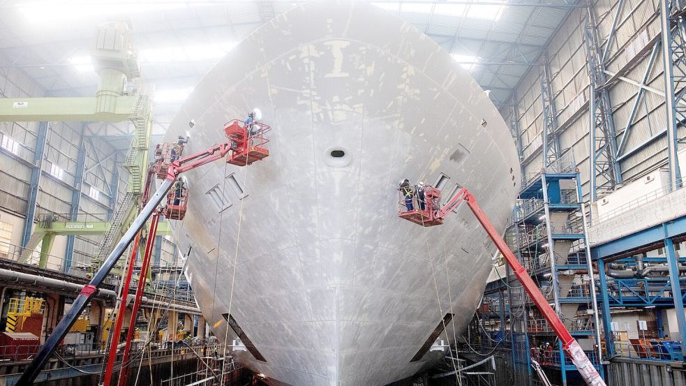 Die Meyer Werft in Papenburg ist vor allem für ihre Kreuzfahrtschiffe bekannt. Foto: Hauke-Christian Dittrich/dpa