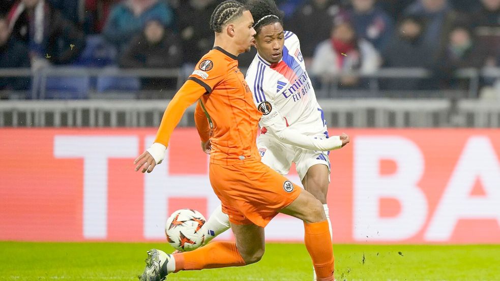 Begehrter Spieler: Malick Fofana (r) von Olympique Lyon - hier im Duell mit Frankfurt’s Nnamdi Collins. Foto: Michel Euler/AP/dpa