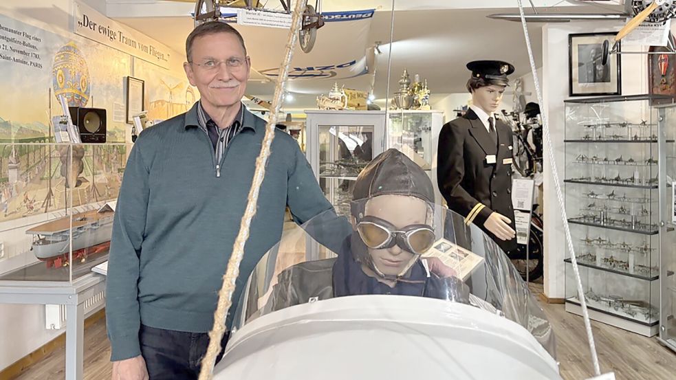 Burkhard Pototzky vom Fliegermuseum neben einer nachgebauten Spähkapsel. Foto: Imke Oltmanns