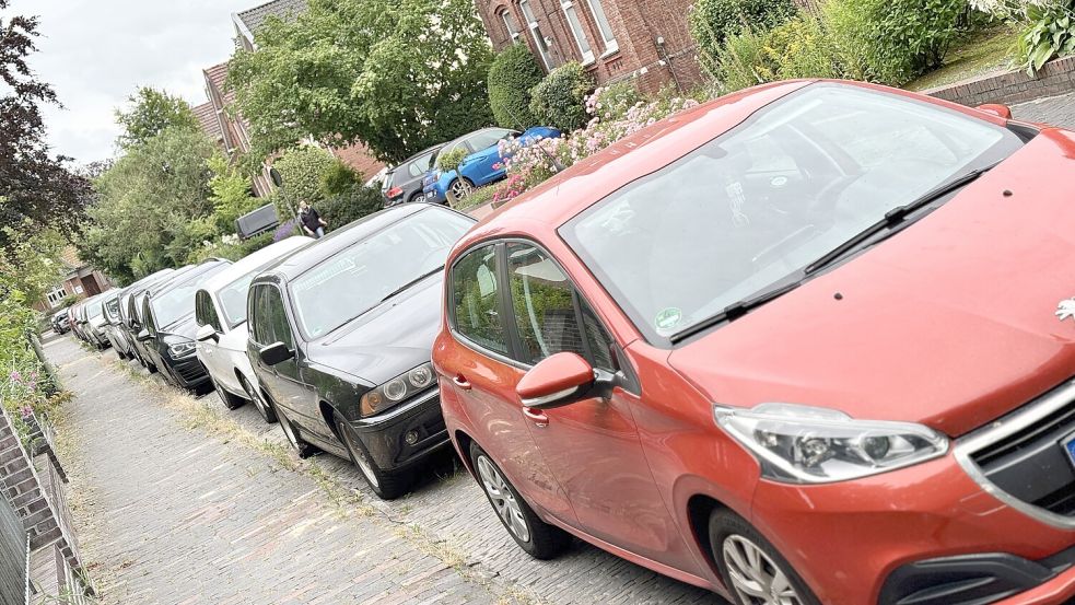 Wie an einer Perlenkette reihen sich die parkenden Autos in den Straßen rund ums Klinikum in Leer. Foto: Klaus Ortgies