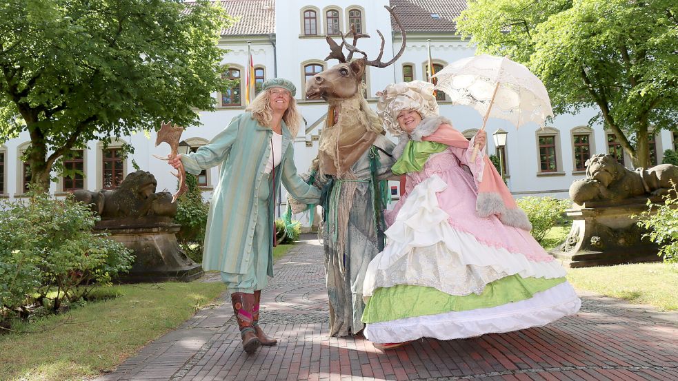 „Die Kulturgesichter“ Katja Druivenga (links) und Reenste Cornelis schlüpfen in fantasievolle Kostüme, um den Gästen Auricher und ostfriesische Geschichte auf humorvolle Weise nahe zu bringen. Fotos: Wittich