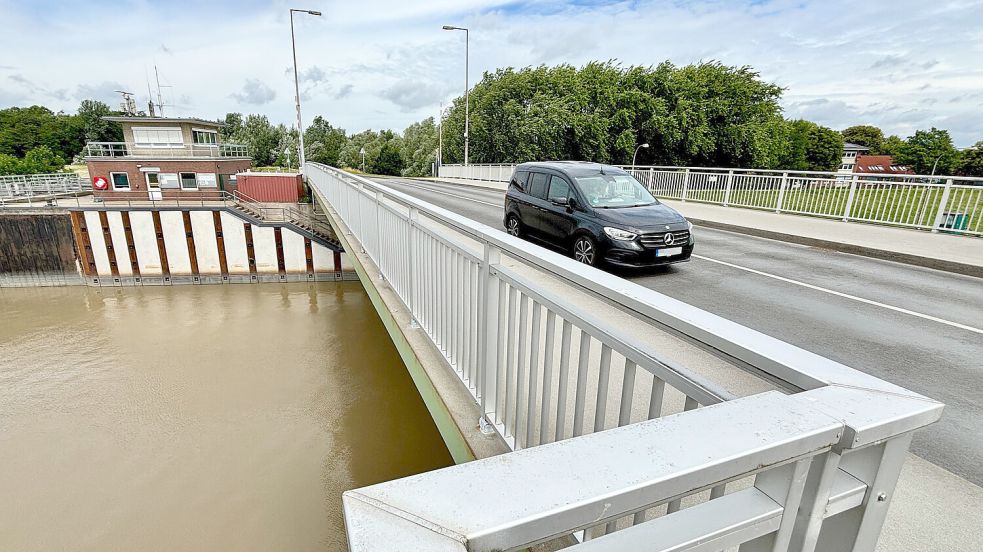 Die Fahrbahn der Schleusenbrücke in Leer wird erneuert. Foto: Klaus Ortgies