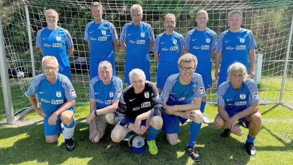 Die Ü60 der SG BW Papenburg mit (hinten von links) Heinz-Bernhad Arling, Andreas Robin, Jakob Sinnigen, Karl-Heinz Santen, Rolf Kampling, Willi Hiebing sowie (vorne von links) Günter Cordes, Herbert Kruse, Klaus Tammen, Willi Bojer und Alfons Andrees wurde in Engter Niedersachsenmeister 2025. Foto: privat