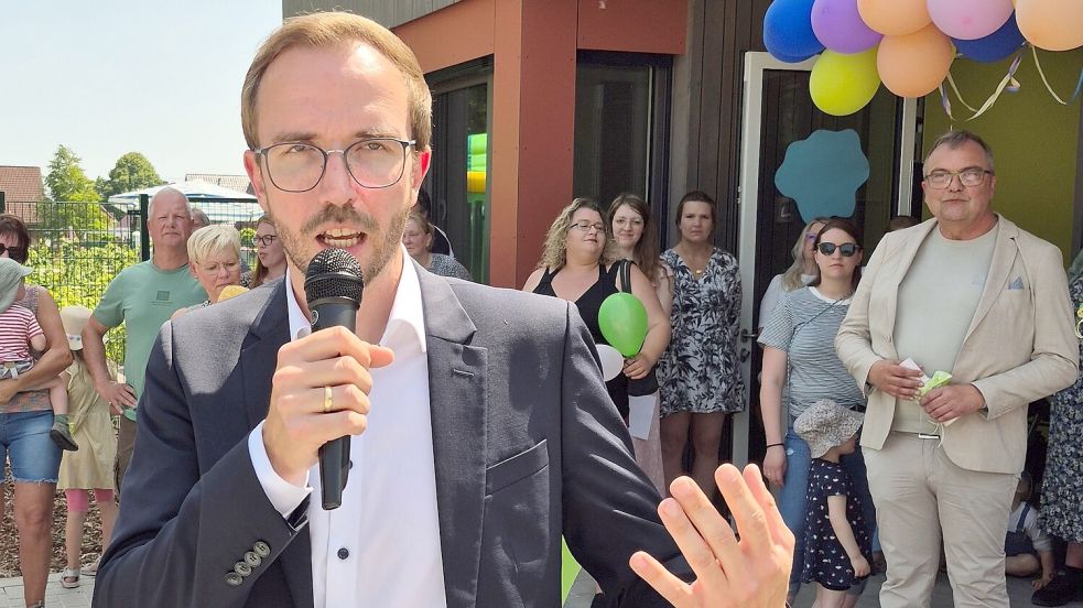 Moormerlands Bürgermeister Hendrik Schulz gratulierte. Foto: privat