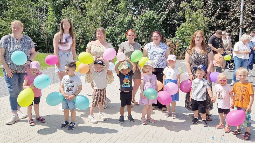 Kinder und Mitarbeiterinnen genossen den Tag der offenen Tür (hinten, von links): Claudia Dreiseitl, Merle Groeneveld, Saskia Walter, Tamara Röhrich, Stefanie Feldmann und Carola Breise sowie (vorne, von links) Hannah, Markus, Valentin, Jayden, Sophia, Mia, David, Kiara und Samuel. Foto: privat