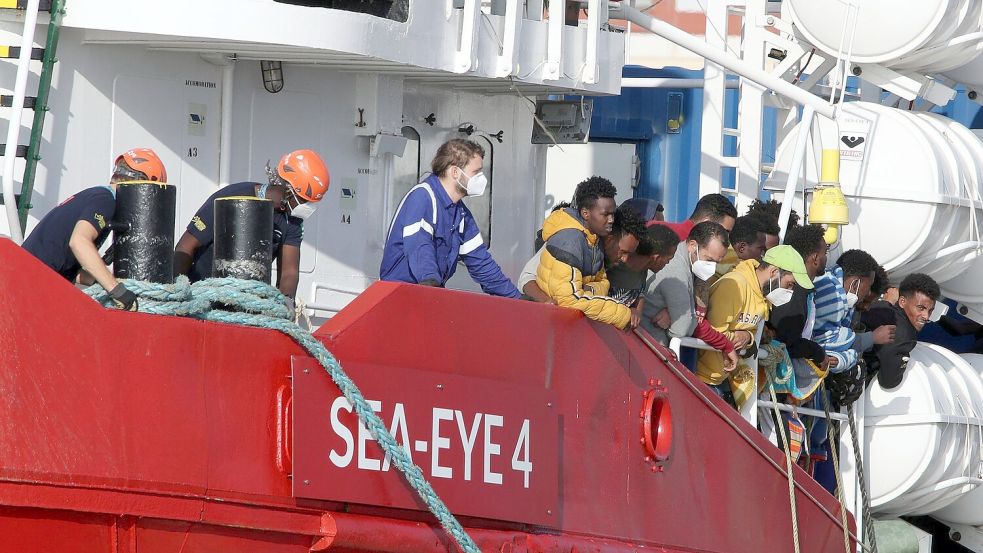 Die Seenotretter fürchten, dass sie künftig weniger Menschen helfen können. (Archivbild) Foto: Alberto Lo Bianco/LaPresse/AP/dpa