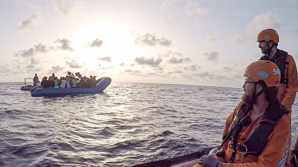 Immer wieder retten zivile Organisationen Flüchtlinge von überfüllten Schlauchbooten. (Archivbild) Foto: Pavel D. Vitko/Sea-Eye/dpa