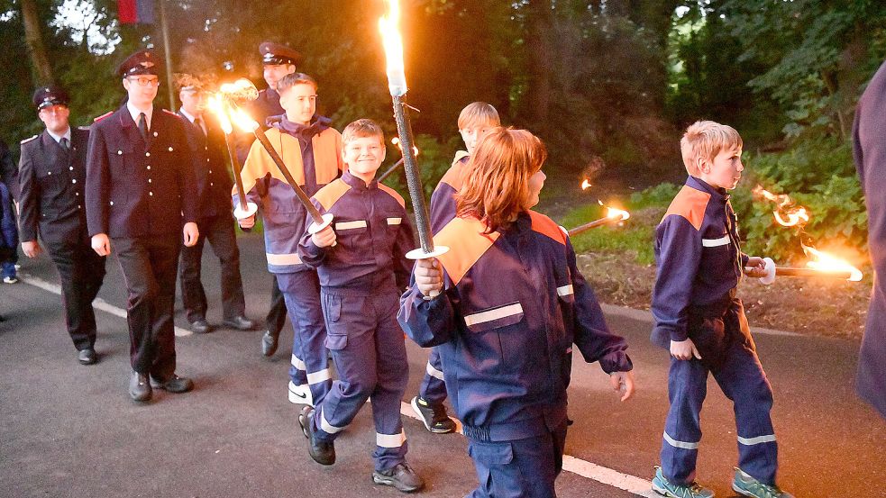 Der Fackelumzug gehört traditionell zum Feuerwehrfest in Hatshausen. Foto: Melchert Stromann/Archiv