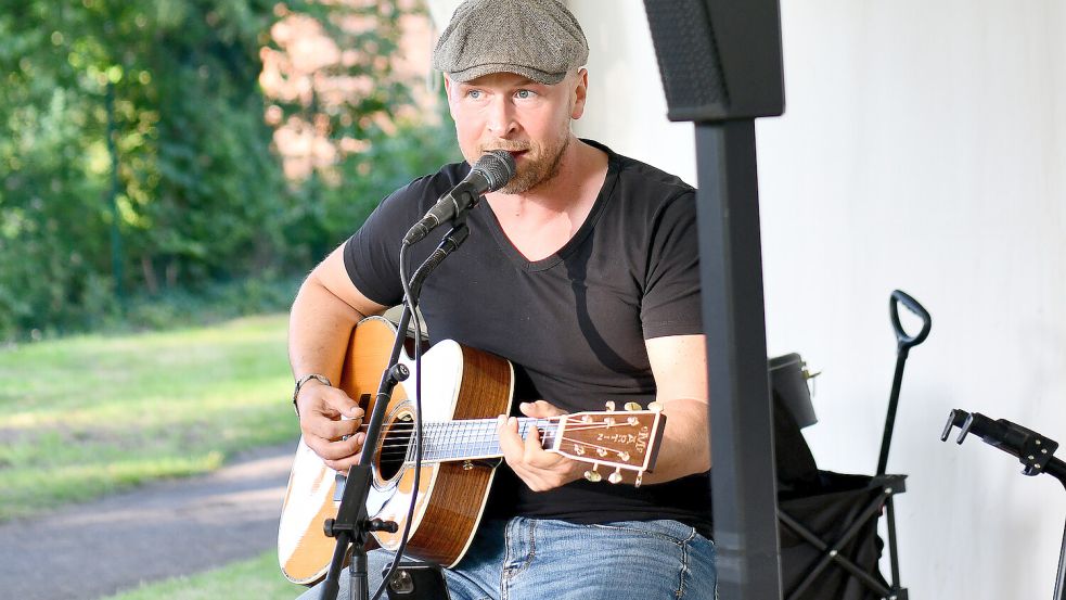 Oliver Jüchems spielt beim Feuerwehrfest in Hatshausen. Foto: Melchert Stromann /Archiv