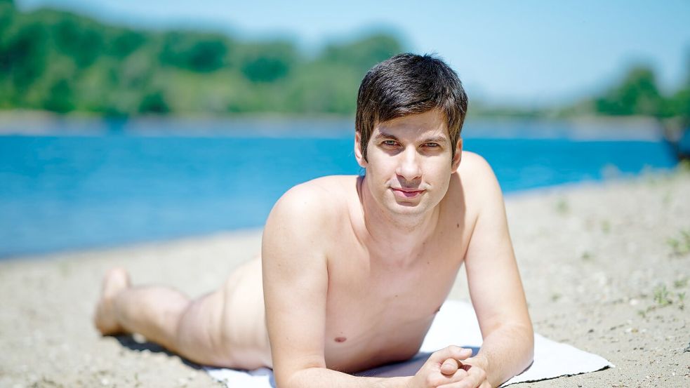Stadtrat Julien Ferrat (Die Mannheimer) will am FKK-Strand auf der Friesenheimer Insel in Mannheim ein Trainingscamp bieten. Foto: Uwe Anspach/dpa