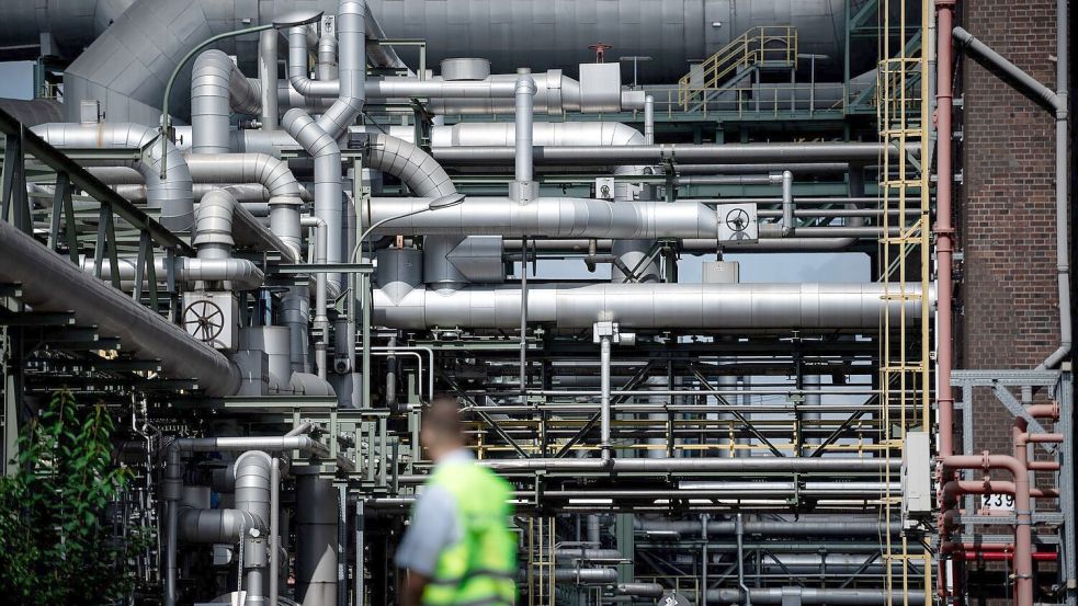 Unter anderem die Chemieindustrie steht in Deutschland wegen der hohen Energiekosten unter Druck. (Archivbild). Foto: Fabian Strauch/dpa