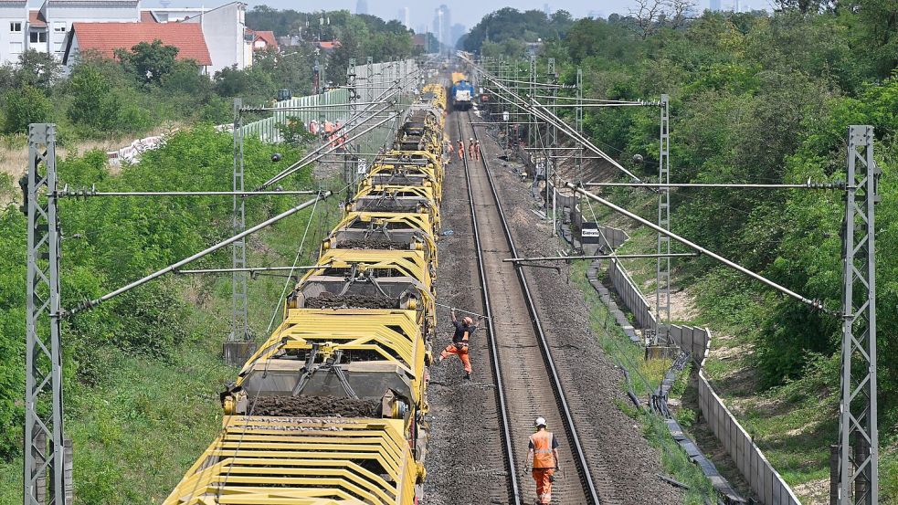 Die Generalsaneriung wichtiger Korridore startete im vergangenen Jahr auf der Riedbahn zwischen Frankfurt und Mannheim. (Archivbild) Foto: Arne Dedert/dpa