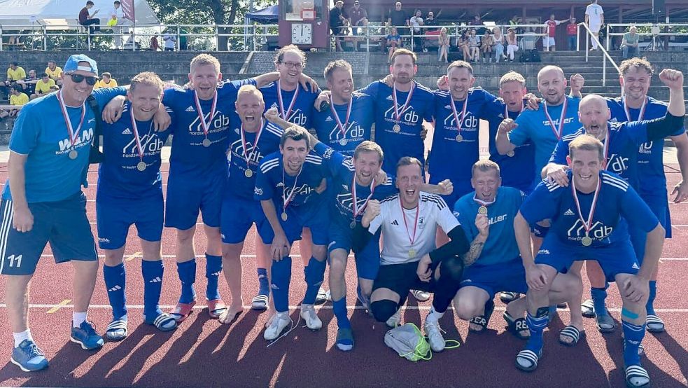 Die Ü40-Fußballer des TuS Esens freuten sich nach der Siegerehrung in Bargteheide (Schleswig-Holstein) über die Norddeutsche Vizemeisterschaft. Foto: Verein