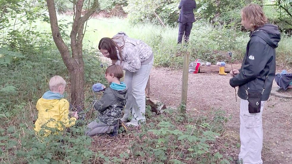 Fünf Kinder des Rhauderfehner Kinderparlaments verschönerten in Ihren entlang von Hinnis Naturlehrpfad Bäume mit bunten Wollfäden. Foto: Gemeinde Rhauderfehn