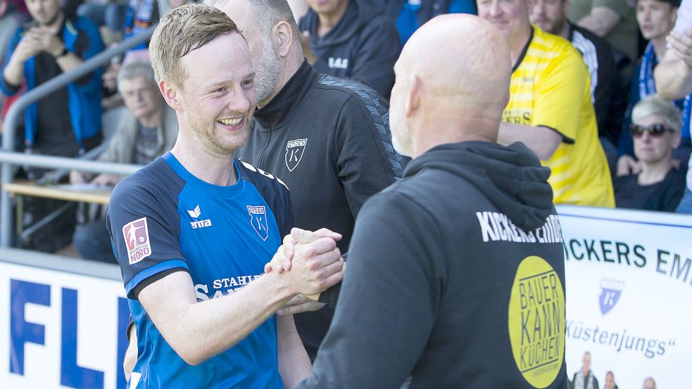 Matthias Goosmann (links) ging beim BSV Kickers Emden im Sommer 2023 als verdienter Spieler. Neun Jahre lang war er für die Emder als nimmermüder Kämpfer und Läufer im defensiven Mittelfeld aktiv gewesen. Archivfoto: Jens Doden, Emden