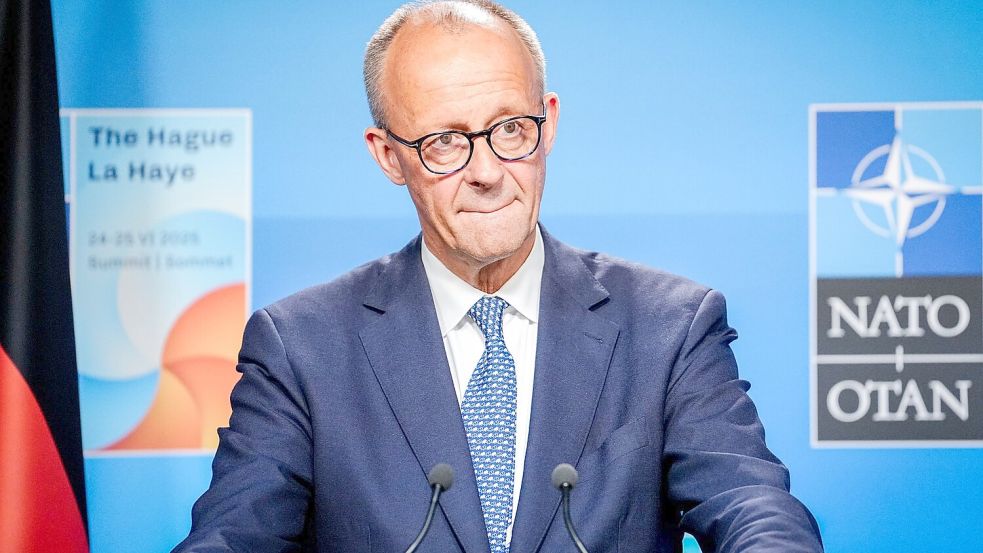 Bundeskanzler Friedrich Merz (CDU) äußert sich in Den Haag vor Journalisten zu den Ergebnissen des Nato-Gipfels mit US-Präsident Donald Trump. Foto: Kay Nietfeld/dpa