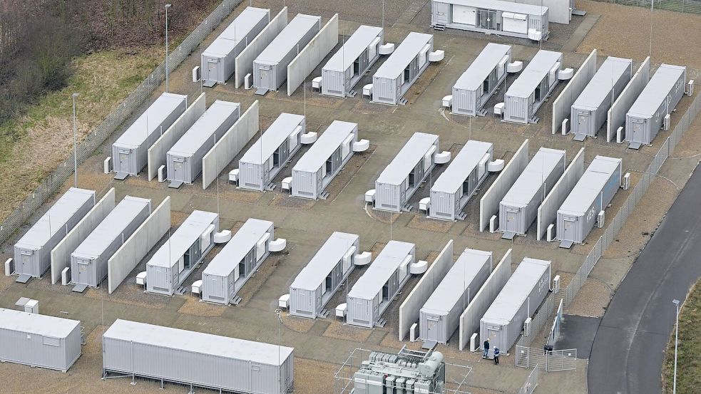 Ein Batteriepark in der Lausitz. Ein im nordrhein-westfälischen Waltrop geplanter Batteriepark soll bis 2028 ebenfalls in Containerbauweise errichtet werden. (Symbolbild) Foto: Patrick Pleul/dpa