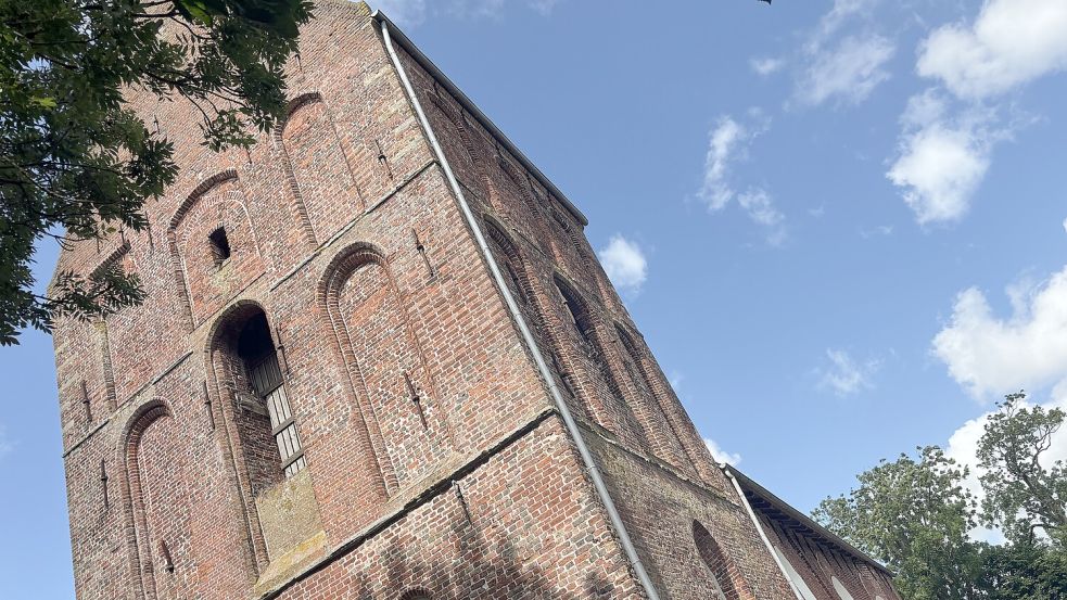 Schief, schiefer, Suurhusen: Der schiefe Kirchturm ist über die Grenzen Ostfrieslands hinaus bekannt.