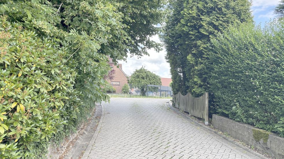 Kleine Anhöhen wie diese zeigen, wo die ursprünglichen Dorfwarften lagen. Diese waren lebenswichtig, um die Bewohner vor dem steigenden Meeresspiegel zu schützen.