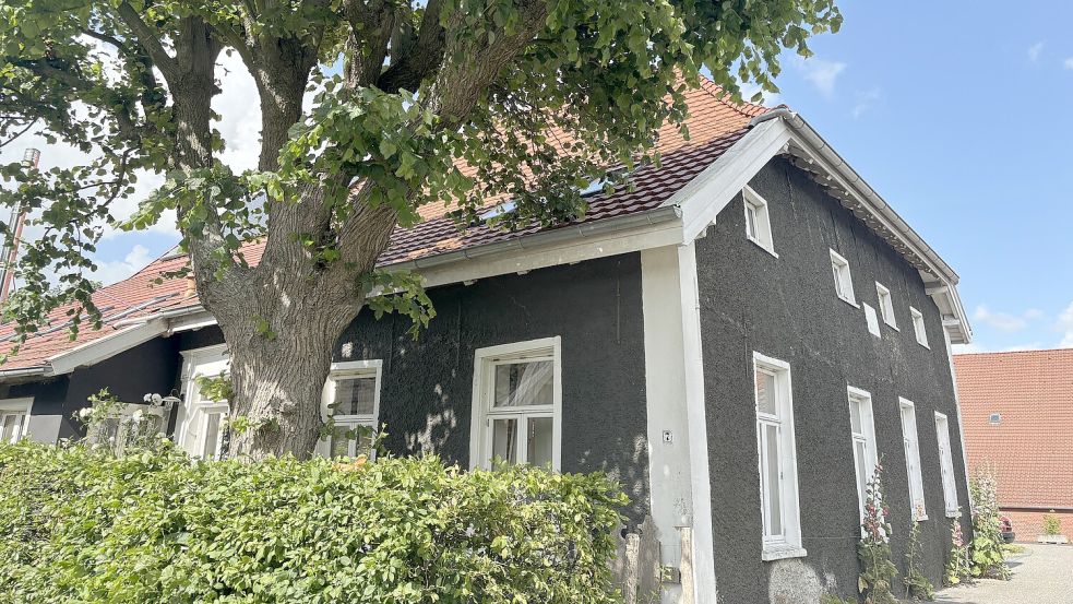 Auch in einem so kleinen Ort wie Suurhusen kann man noch einige unbekannte Ecken entdecken. Dabei hilft ein neuer Rundgang, der unter anderen an vielen Gulfhöfen entlangführt. Fotos: Lotta Groenendaal