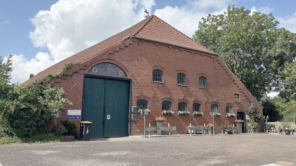 In Suurhusen gibt es noch viele alte Gulfhöfe.