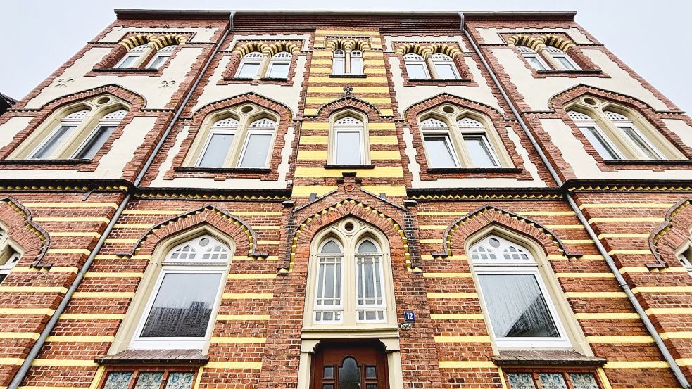 Die drei historischen Häuser an der Ligariusstraße haben markante Fassaden im neomaurischen Stil. Sie sollen abgerissen werden. Erst einmal müssen aber die Fledermäuse vom Dachboden ausziehen. Foto: Klaus Ortgies/Archiv