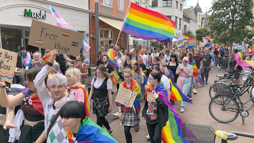 Dieses Foto ist beim ersten CSD in Leer im Juli 2022 entstanden. Foto: Karin Lüppen/Archiv