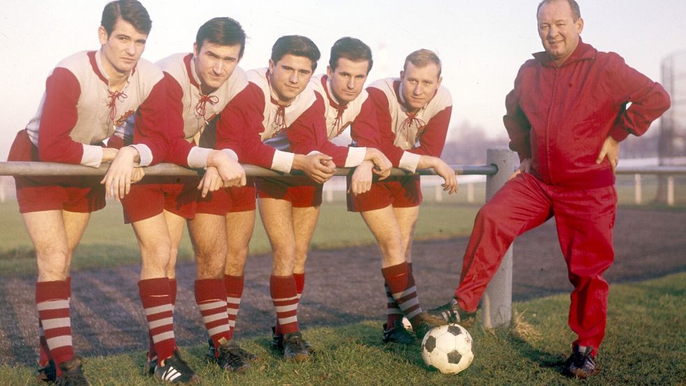 164 Tore in 44 Spielen der Regionalliga Süd und der Aufstiegsrunde erzielte der FC Bayern 1964/65 mit diesem Paradesturm: Trainer Tschik Cajkovski (rechts) und die Angriffsreihe mit (von links) Rudi Nafziger, Rainer Ohlhauser, Gerd Müller, Dieter Koulmann und "Mucki“ Brenninger. Foto: imago sportfotodienst