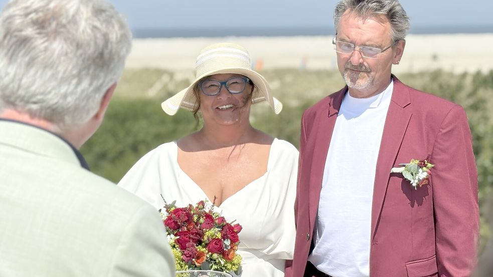 Eheschließung mit Strand-Panorama: Birgit Füller und Stefan Poppinga sind die Ersten. Foto: Florian Ferber