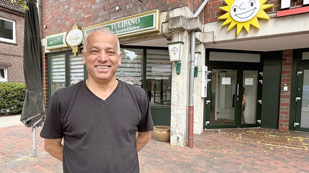 Wie beim Fußball-Mannschaftsfoto posiert Reza Bajhobi vor seiner Pizzeria an der Hauptstraße in Wiesmoor. Er sucht nach fast 30 Jahren einen Nachfolger. Foto: Nicole Böning