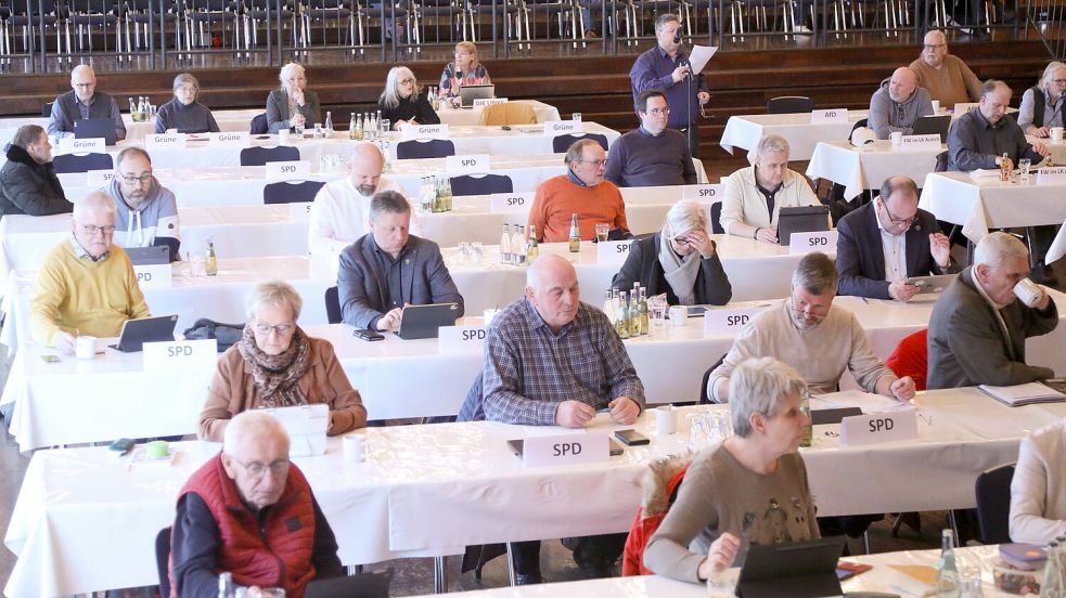 Die Abgeordneten des Auricher Kreistags bekommen künftig ein wenig mehr finanzielle Entschädigung. Foto: Romuald Banik