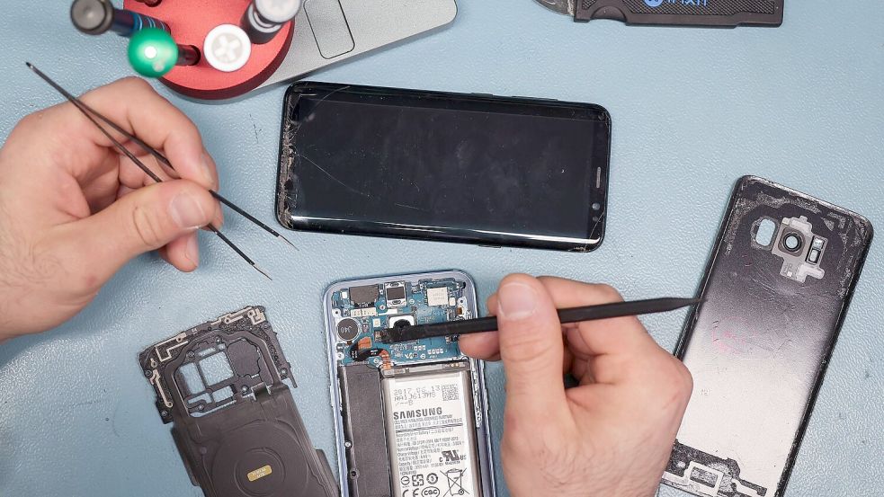 Das Recht auf Reparatur soll dazu beitragen, dass bestimmte Produkte länger genutzt werden und weniger Müll produziert wird. (Symbolbild) Foto: Christian Charisius/dpa