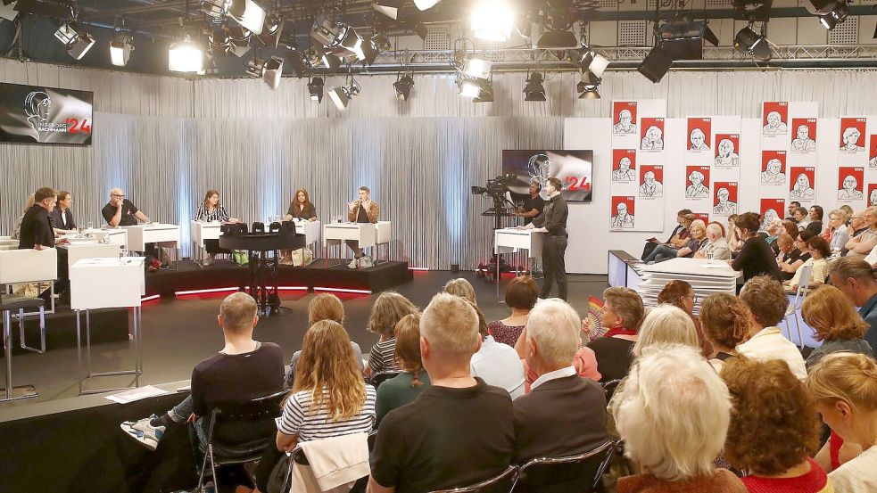 Die Schreibtalente stellen sich einer kritischen Jury und dem Live-Publikum. Foto: Gerd Eggenberger/APA/dpa