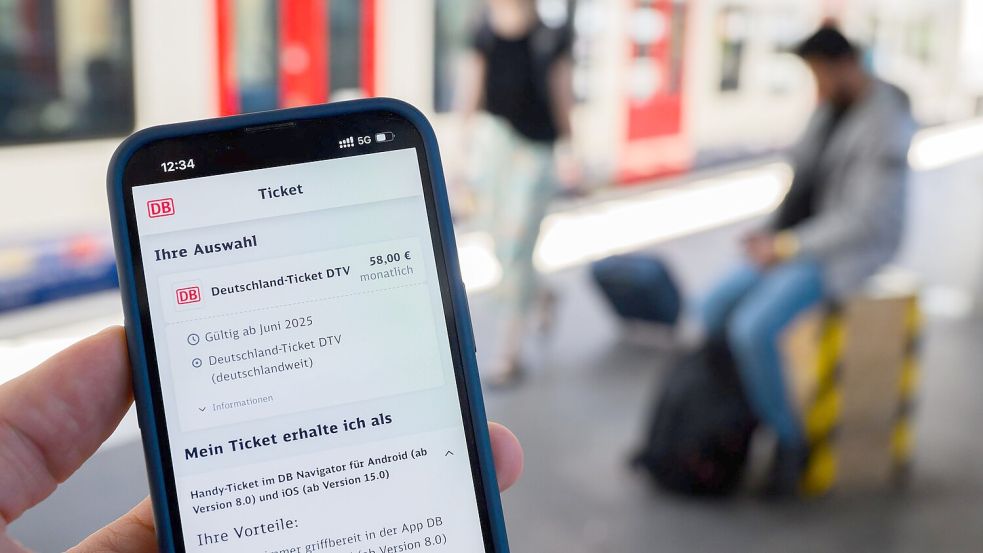 Nutzerinnen und Nutzer müssen sich ab 2029 auf einen deutlich höheren Preis beim Deutschlandticket einstellen. (Symbolbild) Foto: Julian Stratenschulte/dpa