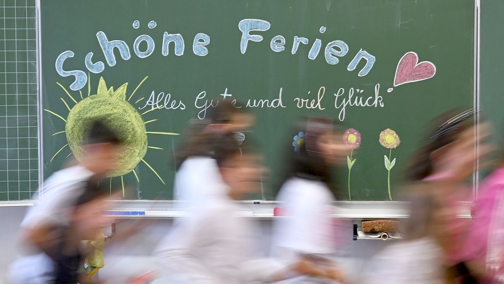 Auf sechs Wochen Sommerferien können sich Schülerinnen und Schüler in Deutschland freuen. (Archivbild) Foto: Bernd Weißbrod/dpa