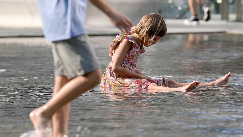 Die Schulen in Italien haben im Sommer über Wochen geschlossen - nicht allen gefällt das. (Archivbild) Foto: Luca Bruno/AP/dpa