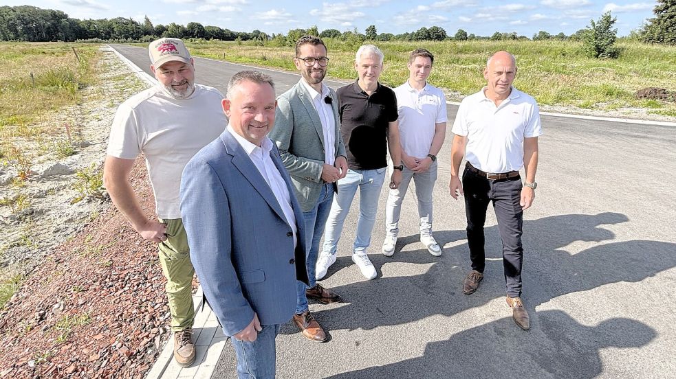 Die offizielle Abnahme der Erschließungsarbeiten im neuen Gewerbegebiet D11: Dabei sind Baubetriebshofleiter Jann Wolters (von links), Hinrich Beekmann als Fachbereichsleiter des Bauamts, Bürgermeister Sven Lübbers, Dietmar Schon als Fachgruppenleiter des technischen Bauamts, Bauleiter Tobias Hinrichs und Christian B. Thoer vom Tiefbauunternehmen Koch in Westerstede. Foto: Nicole Böning
