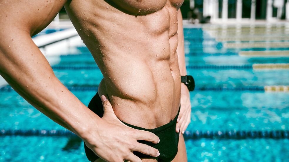 Eng anliegende Schwimmshorts sind in Frankreich in Schwimmbädern verpflichtend. Foto: IMAGO/Westend61
