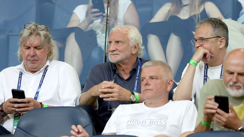Rudi Völler (M) tippt auf einen Sieg gegen England. Foto: Branislav Racko/dpa