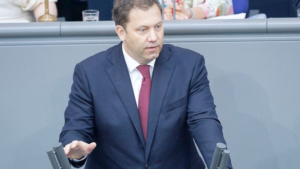 Der Finanzminister gerät unter Druck. Foto: Carsten Koall/dpa