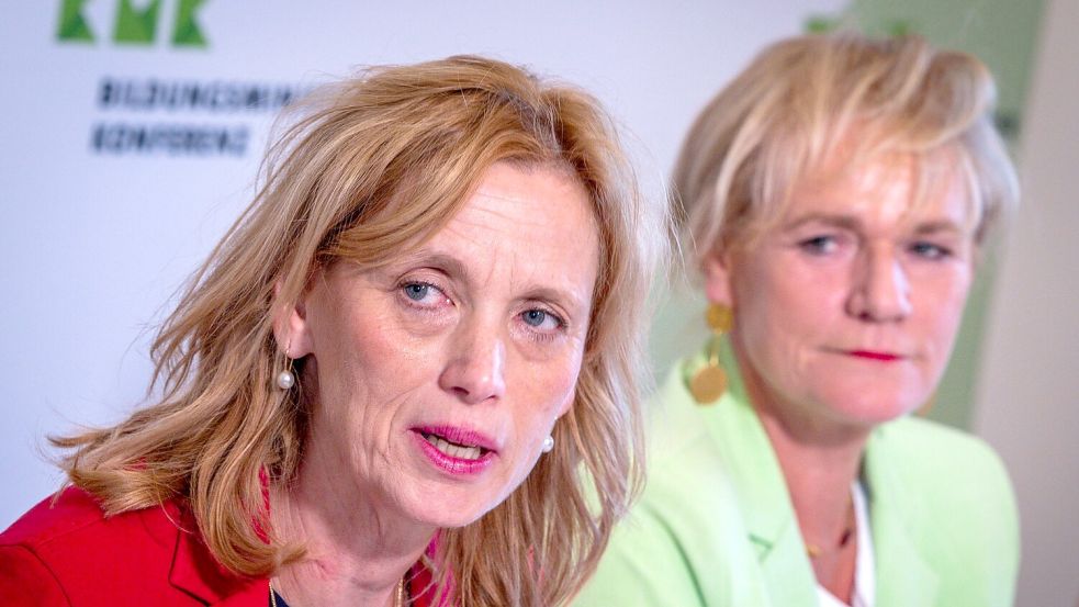 Eine Expertenkommission soll nach Vorstellungen von Bundesbildungsministerin Karin Prien (CDU, l) dabei helfen, Kinder besser vor Risiken durch die Nutzung von Handys und Social Media zu schützen. Foto: Jens Büttner/dpa