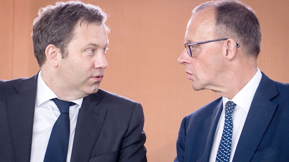 Sie sollten sich beim Thema Stromsteuer noch einmal tief in die Augen schauen: Finanzminister Lars Klingbeil (links) und Bundeskanzler Friedrich Merz (CDU). Foto: Imago