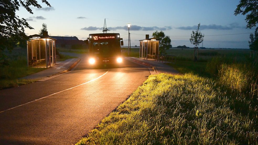 Die Beleuchtung in den Bushaltestellen ist bis 23 Uhr an. Danach ist es für Busfahrer schwer zu erkennen, ob dort Fahrgäste stehen. Foto: Heinz Wagenaar
