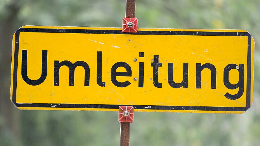 Eine zentrale Straße in Hinte wird am Donnerstag, den 3. Juli 2025, voll gesperrt. Es gibt eine Umleitung. Symbolbild: Tim Brakemeier/dpa