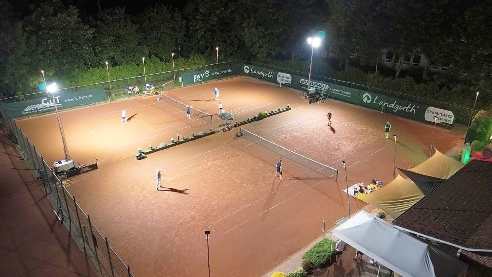 Über die 24 Stunden spielten die Teilnehmenden 48 Tennisspiele, manche auch unter Flutlicht. Fotos: TSV Riepe