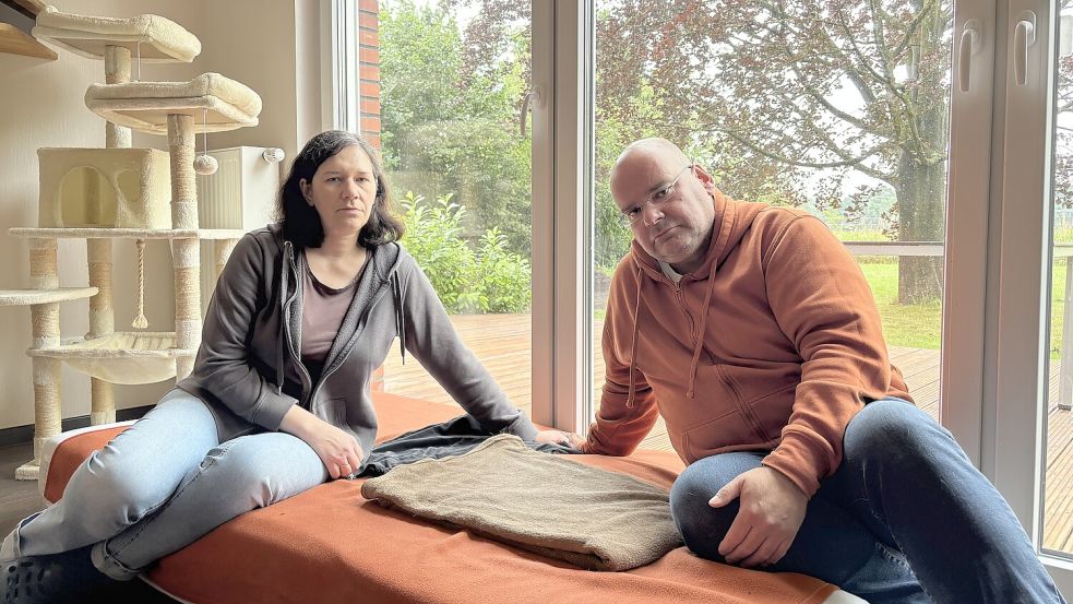 Auf dieser Decke hat Katze Luzie immer gelegen. Karin und Jesco Dädelow trauern ihr nach. Foto: Lars Löschen
