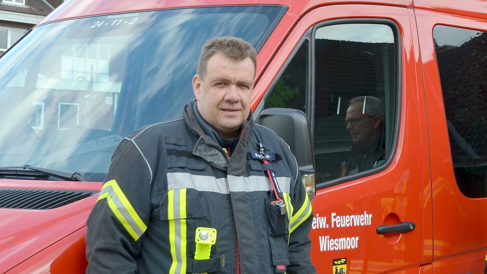Der Wiesmoorer Ortsbrandmeister Karlheinz Bienhoff löste das Rätsel um die Ansagen in Endlosschleife an der KGS Wiesmoor. Foto: Archiv