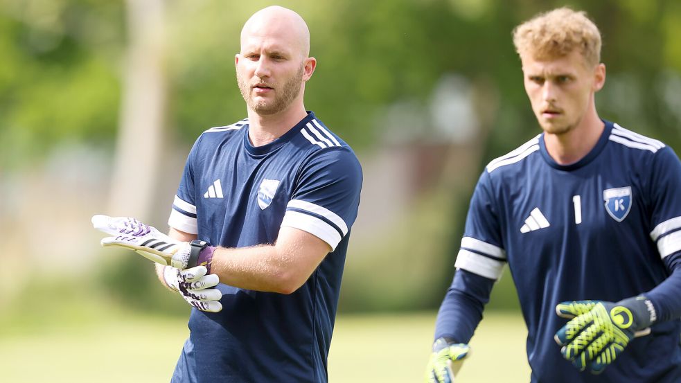 Daniel Kossenjans (links) ist ab sofort Torwart-Trainer bei Kickers Emden. Norman Quindt (rechts) ist einer seiner Schützlinge. Foto: Doden, Emden