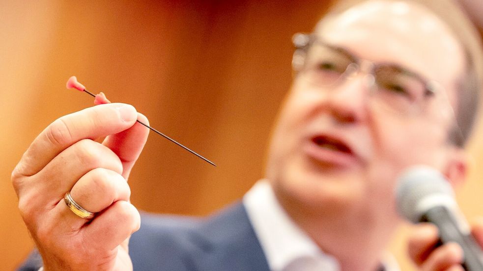 Dobrindt warnt vor der Gefahr der Waffe. Foto: Michael Kappeler/dpa